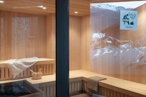 un sauna avec un panneau sur la fenêtre dans l'établissement Les Chalets Laska, aux Contamines-Montjoie