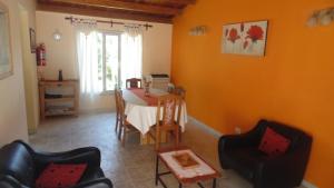 - un salon avec une table et des chaises ainsi qu'une salle à manger dans l'établissement Casa Las Calas, à Puerto Madryn