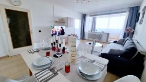 ein Wohnzimmer mit einem weißen Tisch und einem Sofa in der Unterkunft SMART-SCHÖN-Günstig,nähe U1 & Park and Ride ! in Wien