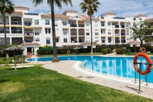un gran edificio de apartamentos con piscina en Modern Coastal Apartment Near Puerto Banús en Marbella
