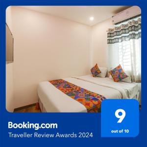 um quarto de hotel com duas camas num quarto em FabExpress Shivas Inn em Nagpur