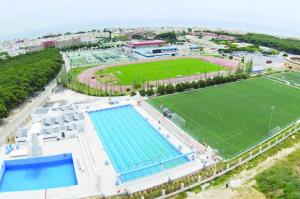 una vista aérea de una pista de tenis y un campo de fútbol en Apartamento Beramendi, en Torremolinos