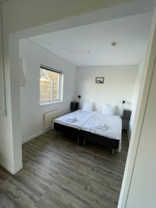 um quarto com uma cama e uma janela em KragenæsHus em Torrig