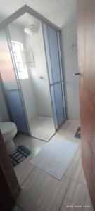 a bathroom with a toilet and a large mirror at Pousada Águia da Serra Gramado 1 in Gramado