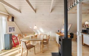 una cucina e una sala da pranzo con stufa a legna di 3 Bedroom Beautiful Home In Vordingborg a Vordingborg