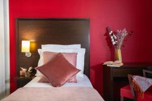 Кровать или кровати в номере Hôtel Vendôme Menton