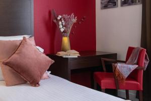 Кровать или кровати в номере Hôtel Vendôme Menton