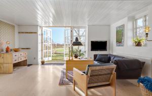 een woonkamer met een bank en een tv bij Nice Apartment In Rnde With Wifi in Rønde