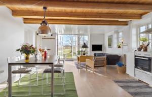 een keuken en een woonkamer met een tafel en stoelen bij Nice Apartment In Rnde With Wifi in Rønde