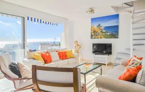 ミハスにあるBeautiful Home In Mijas With 6 Bedrooms, Wifi And Outdoor Swimming Poolの海の景色を望むリビングルーム
