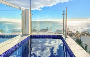 ミハスにあるBeautiful Home In Mijas With 6 Bedrooms, Wifi And Outdoor Swimming Poolの海の景色を望むスイミングプール