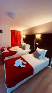 2 letti in camera d'albergo con asciugamani di Jeff Hotel a Parigi