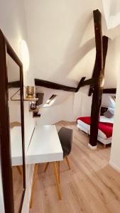 una camera con scrivania e un letto in mansarda di Jeff Hotel a Parigi
