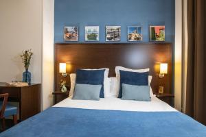 Кровать или кровати в номере Hôtel Vendôme Menton