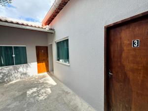 une porte menant à une maison avec le numéro 6 dans l'établissement Ap Mobiliado no Campo dos Velhos, à Sobral