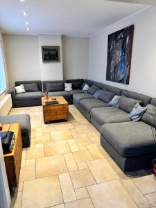 ein Wohnzimmer mit einem Sofa und einem Couchtisch in der Unterkunft De Lanterfanters Vakantiehuis Jef in Nieuwpoort