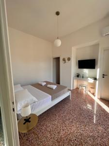 1 dormitorio con 1 cama grande y escritorio en Valguarnera Suites & Apartments, en Palermo