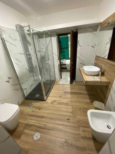 łazienka z 2 toaletami, 2 umywalkami i lustrem w obiekcie Sweet Dream w mieście Caserta