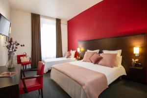 Кровать или кровати в номере Hôtel Vendôme Menton