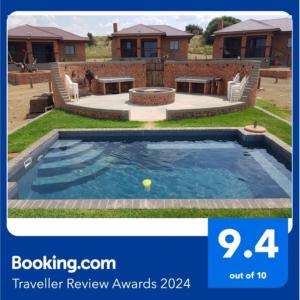 uma foto simulada de uma piscina com uma casa em Goedehoop Game Farm em Bloemfontein