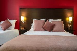Кровать или кровати в номере Hôtel Vendôme Menton