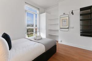 - une chambre blanche avec un lit et une fenêtre dans l'établissement Convenient 2-Bed Flat, Great for Workers & Small Groups - FREE Parking & Netflix, à Sheffield