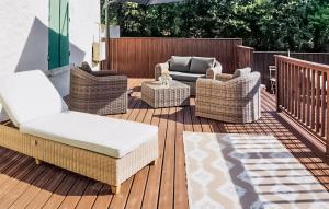 Χώρος καθιστικού στο 4 Bedroom Amazing Home In Neuvic