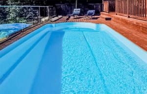 Πισίνα στο ή κοντά στο 4 Bedroom Amazing Home In Neuvic