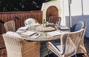 Ποτά στο 4 Bedroom Amazing Home In Neuvic