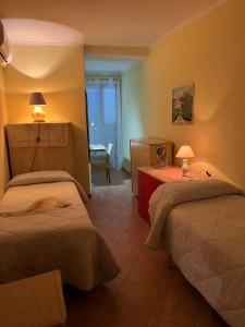 - une chambre avec 2 lits et une table avec des lampes dans l'établissement Short let SanRocco, à Olevano Romano