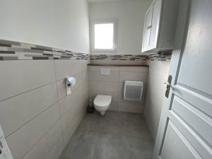 uma casa de banho com um WC e uma janela em Maison Pradons, 2 pièces, 4 personnes - FR-1-697-15 em Pradons