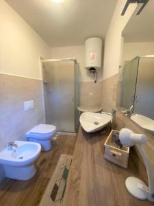 La salle de bains est pourvue de 2 lavabos, de toilettes et d'une douche. dans l'établissement Il Sorriso - Appartamento con Grande Giardino e Barbecue, à Gressan