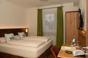 Postel nebo postele na pokoji v ubytování Hotel Bockmaier + 37 fotografií