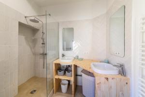 a bathroom with a sink and a shower at Green Cocon - Belle maison pour 8 in Agen