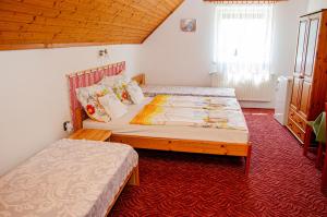 - une chambre avec 2 lits et une fenêtre dans l'établissement Bánóporta, à Köveskál