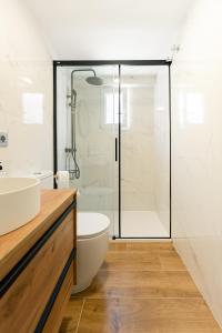 a bathroom with a shower and a toilet and a sink at APARTAMENTO EN LA PLAYA DE BENIDORM in Benidorm