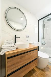 a bathroom with a sink and a mirror at APARTAMENTO EN LA PLAYA DE BENIDORM in Benidorm