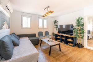 a living room with a couch and a tv at APARTAMENTO EN LA PLAYA DE BENIDORM in Benidorm