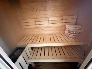 een panoramisch uitzicht op een houten sauna bij Haus Hobbingshof Greetsiel in Greetsiel