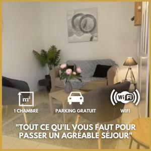 Cette chambre dispose d'un canapé et d'une table avec une voiture. dans l'établissement Loire & Sérénité *T2* + Parking, à Orléans