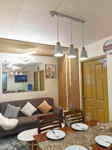 Posezení v ubytování Entire 2BR condo 8 Spatial Maa Davao