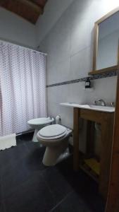 La salle de bains est pourvue de toilettes et d'un lavabo. dans l'établissement Departamentos Pequeña Ramona, à San Rafael