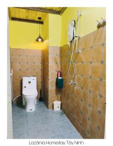 uma casa de banho com um WC e um chuveiro em Lazánia homestay Đất Thánh-số 8a hẻm số 3 Phạm Văn Xuyên em Tây Ninh