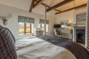a bedroom with a large bed and a desk at Little Star in Ringstead
