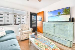 - un salon avec une télévision et un canapé dans l'établissement Funshine Sunset Beach, à St. Pete Beach