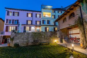 a large building with a yard in front of it at Guest House il Il Podestà in Garbagna