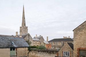 una ciudad vieja con un campanario de iglesia en el fondo en Great Escapes Oundle Flat 2 en Oundle