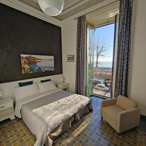 カターニアにあるB&B I Puritaniのベッドルーム1室(ベッド1台、窓、椅子付)