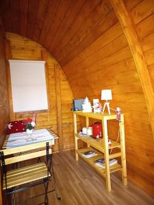 une chambre avec une table et un bureau dans une cabine dans l'établissement Casa da Avó Miquinhas, à Paços de Ferreira