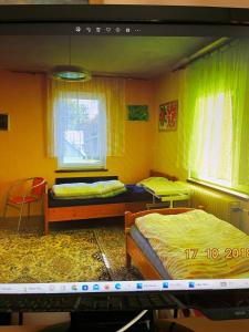 Pokój z 2 łóżkami i monitorem komputerowym w obiekcie Rodinný dům v Lubech w mieście Cheb